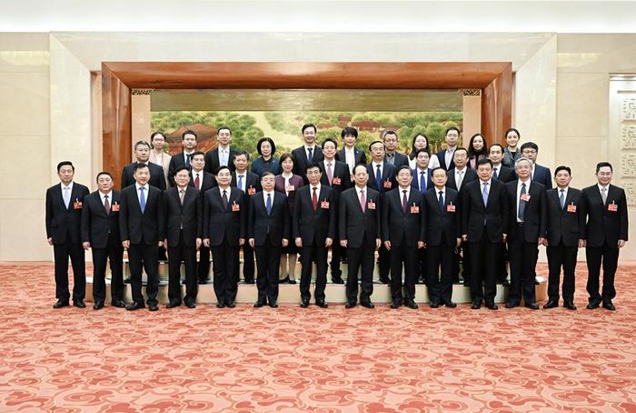 王滬寧看望參加全國政協十四屆一次會議宣傳報道的新聞工作者代表