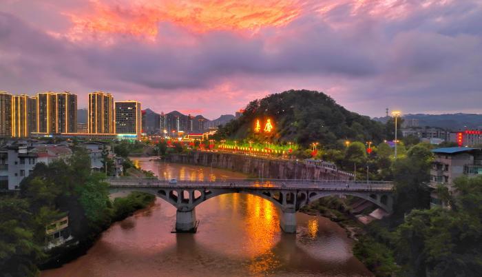 湖北來鳳出現“晚霞云?！本坝^