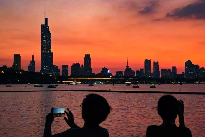 霞光滿天“扮靚”南京