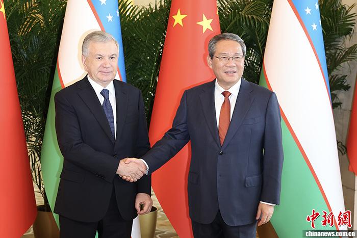 李強會見烏茲別克斯坦總統米爾濟約耶夫