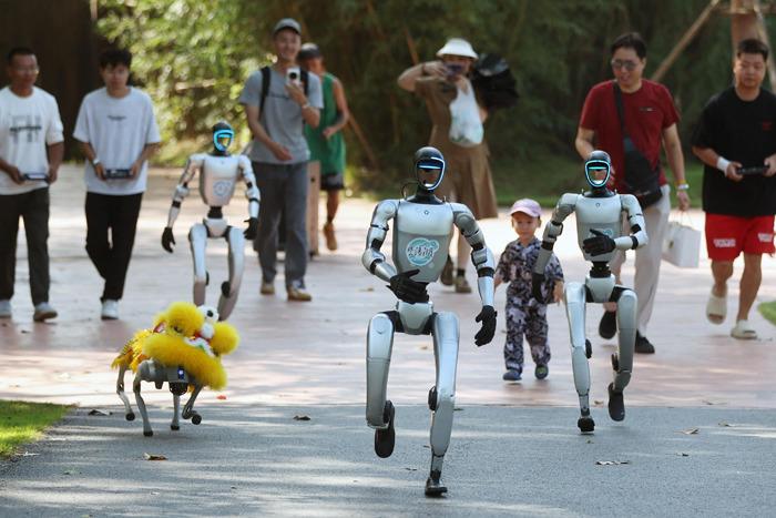 “機器人”出沒南京 帶領游客一起嗨