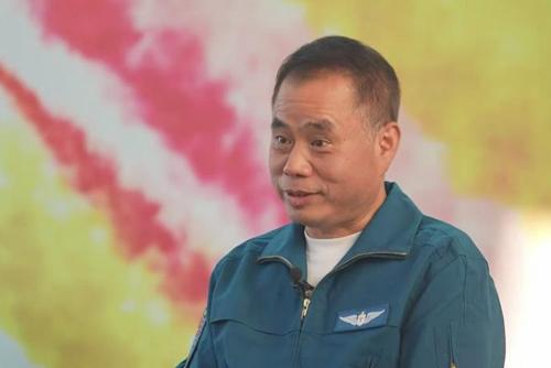 殲-15首飛前夜，他們?yōu)楹我堅囷w員吃飯？