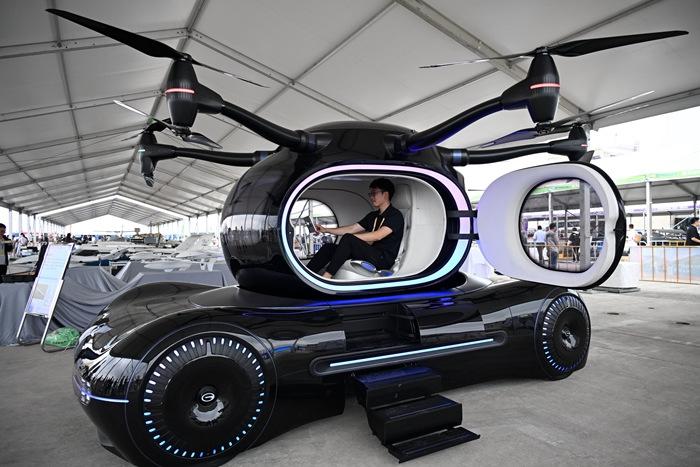 第十五屆中國(guó)航展“無人機(jī)”吸引參觀者