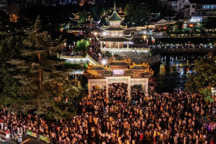 貴州貴陽(yáng)：暑期夜間旅游火熱